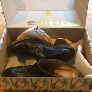 Size 8 Spirit by Luchesse cowboy style booties
